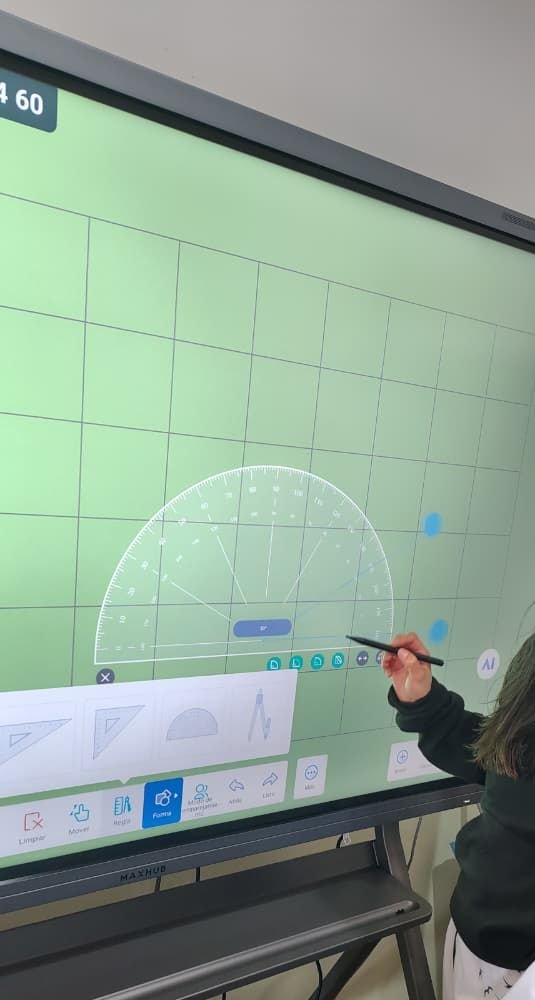Mano con un lápiz digital que mide un ángulo con el transportador en una pantalla inteligente cuadriculada